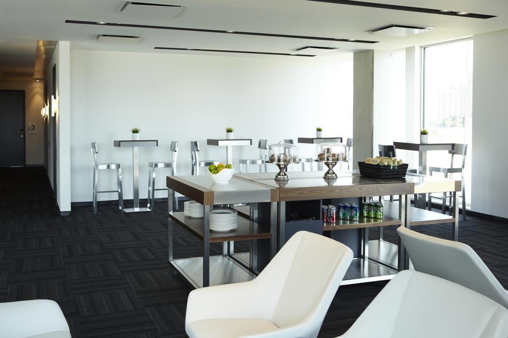 Alt Hotel Toronto Airport Місісаґа Екстер'єр фото
